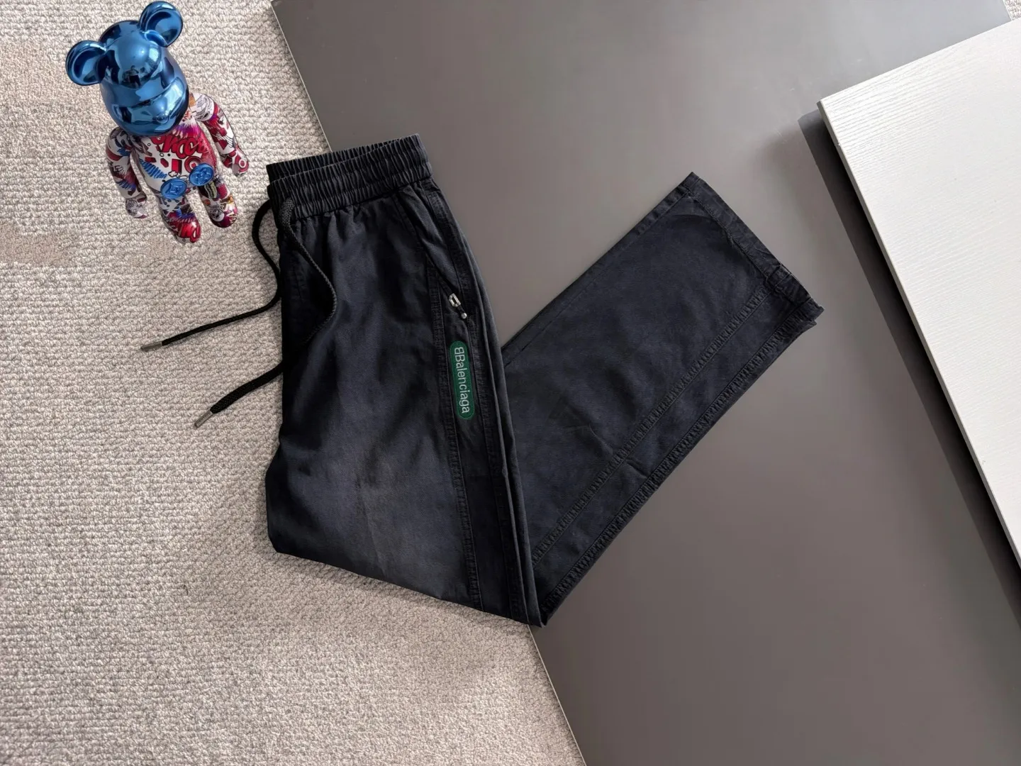 The next day shipped P195 Balenciaga 2026 summer New Arrival elastic casual pants, counter custom fabric Breathable high comfort, impeccable details, brand elements design concept, reflecting high quality. The hand feels delicate and soft! Casual cuts and awesome upper body! Sizes: S-3XL